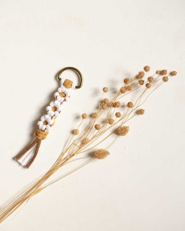 Makramé kulcstartó, mustár, barna, fehér színben, virágos kucstartó, tárkára, kulcscsomóra, kézzel készült, egyedi, újrahasznosított fonálból