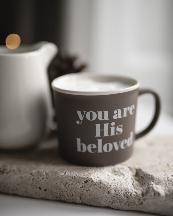 you are his beloved bögre, grafikás bögre, keresztény feliratos bögre, színes bögre, egyedi bögre, ajándékba, feliratos bögre, feltöltődés, relaxáció, Istennel idő, csendesség, kávé, tea, nyugalom